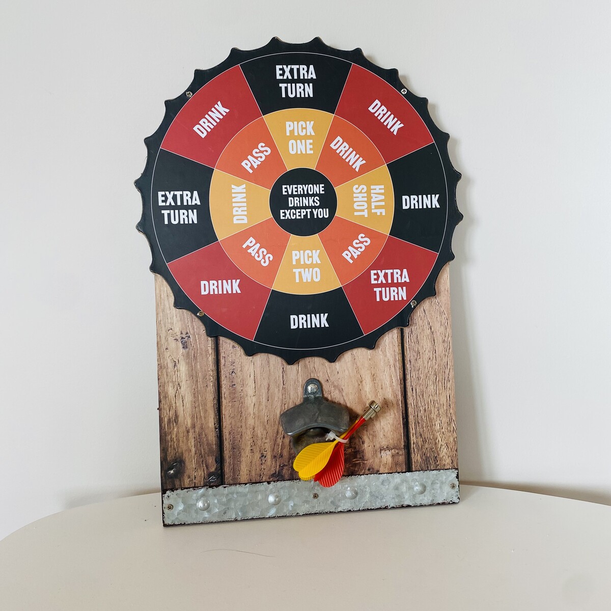 Jogo de dardos de parede colorido com palavras em inglês, montado em tábua de madeira com abridor e dardos.