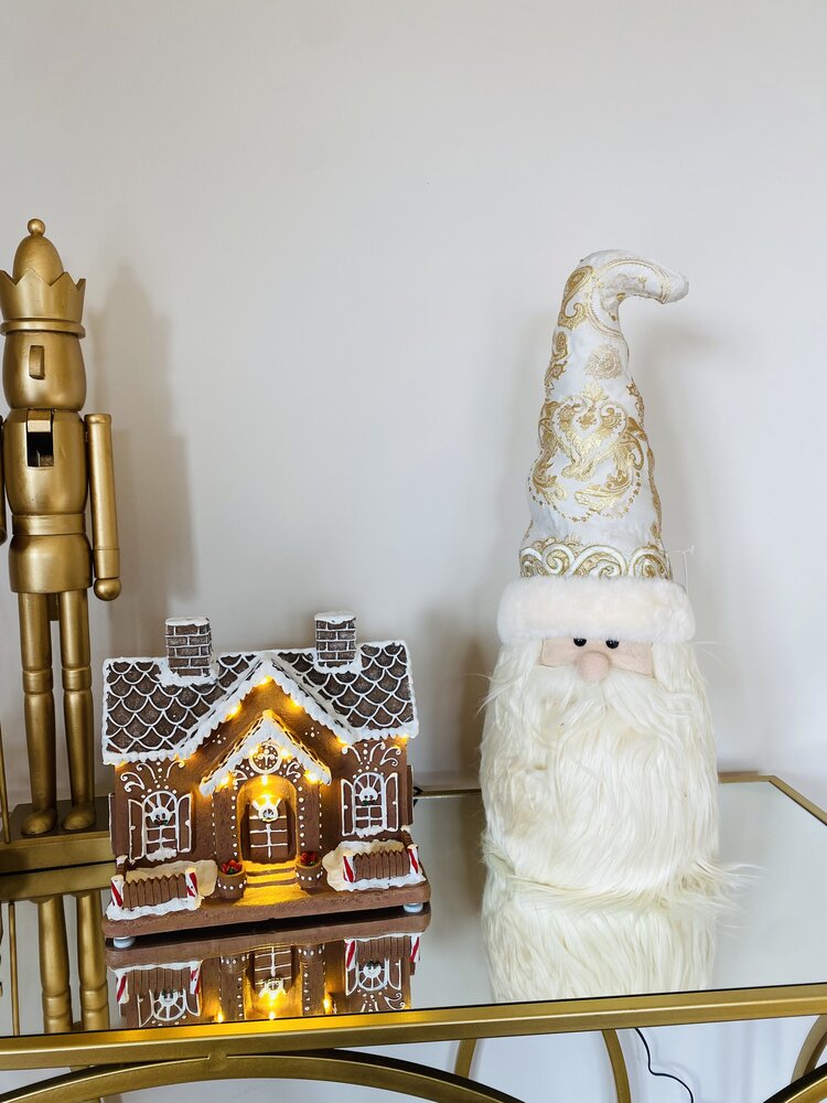 Decorações de Natal sobre mesa de vidro com armação dourada