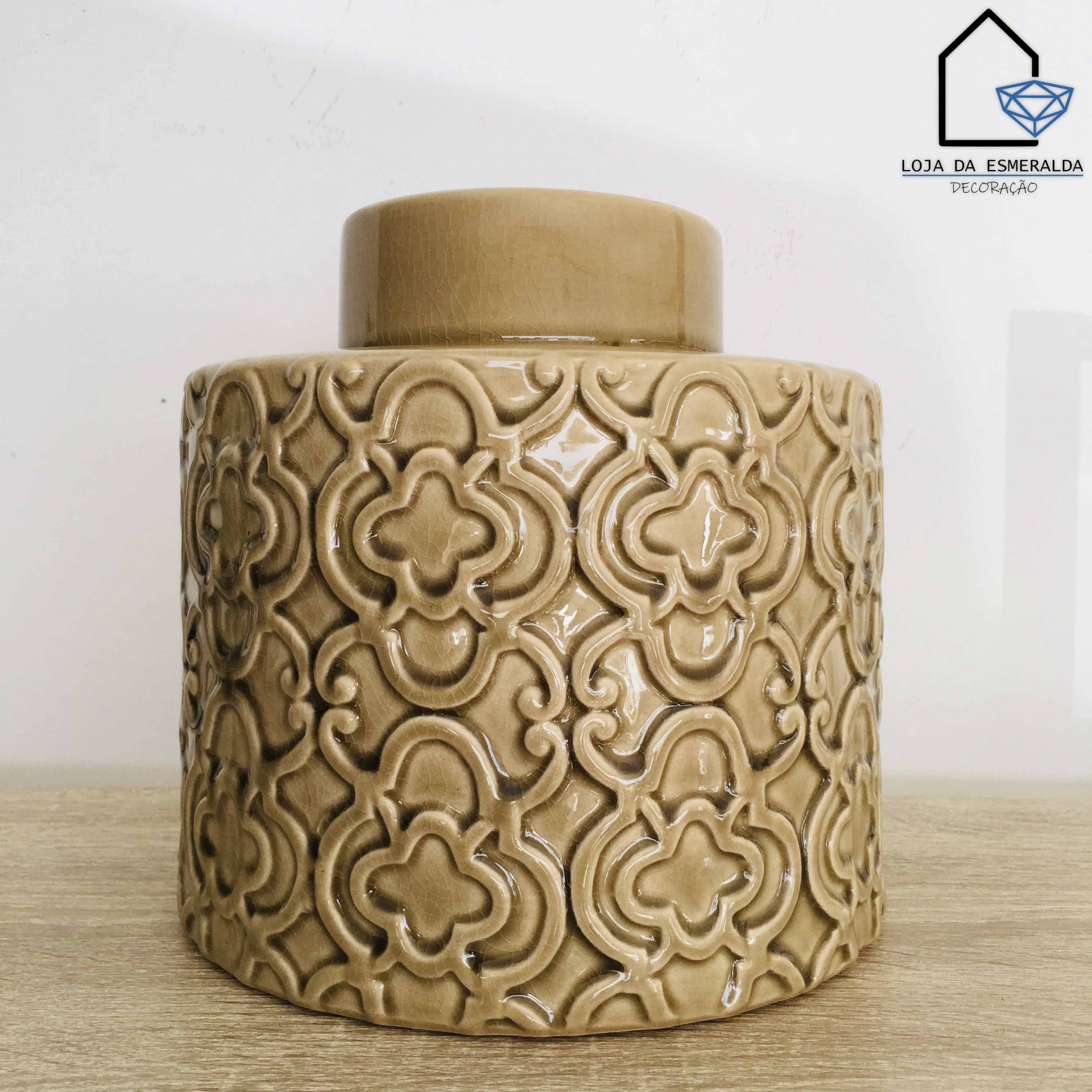 Frasco de cerâmica castanho claro com padrão floral em relevo