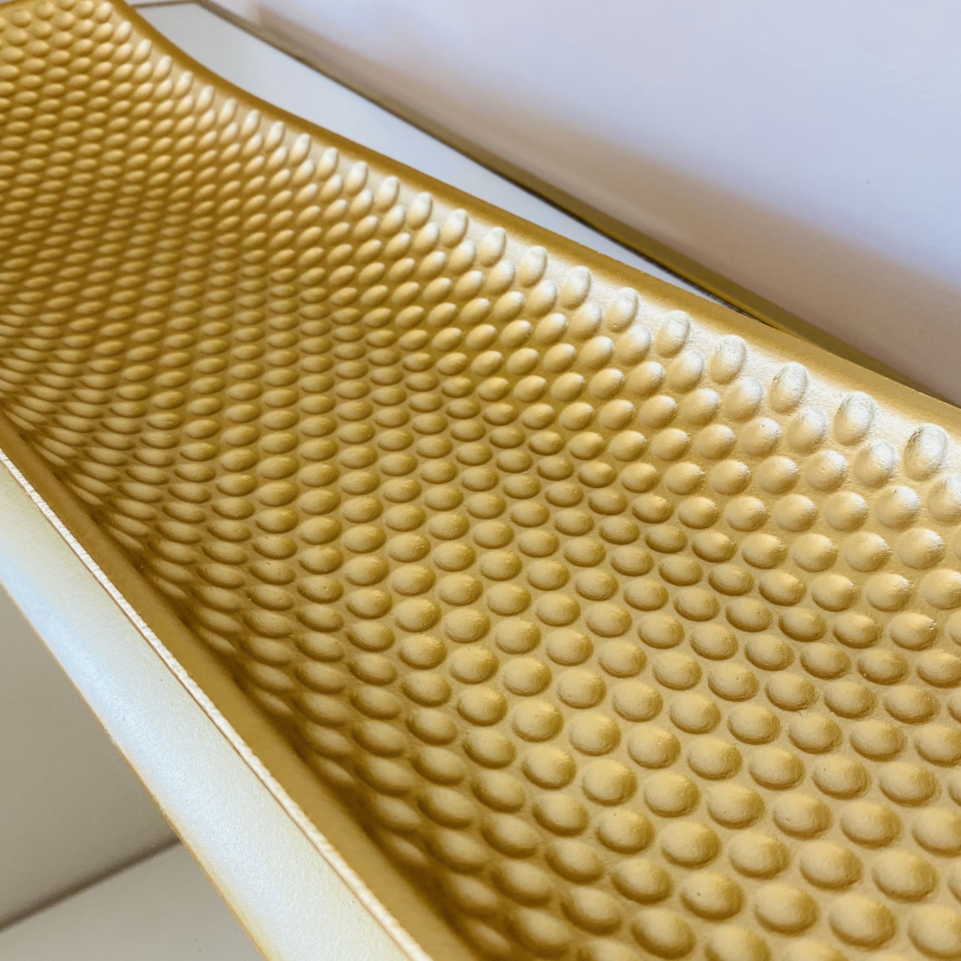 Tabuleiro de silicone amarelo com textura de bolhas em relevo