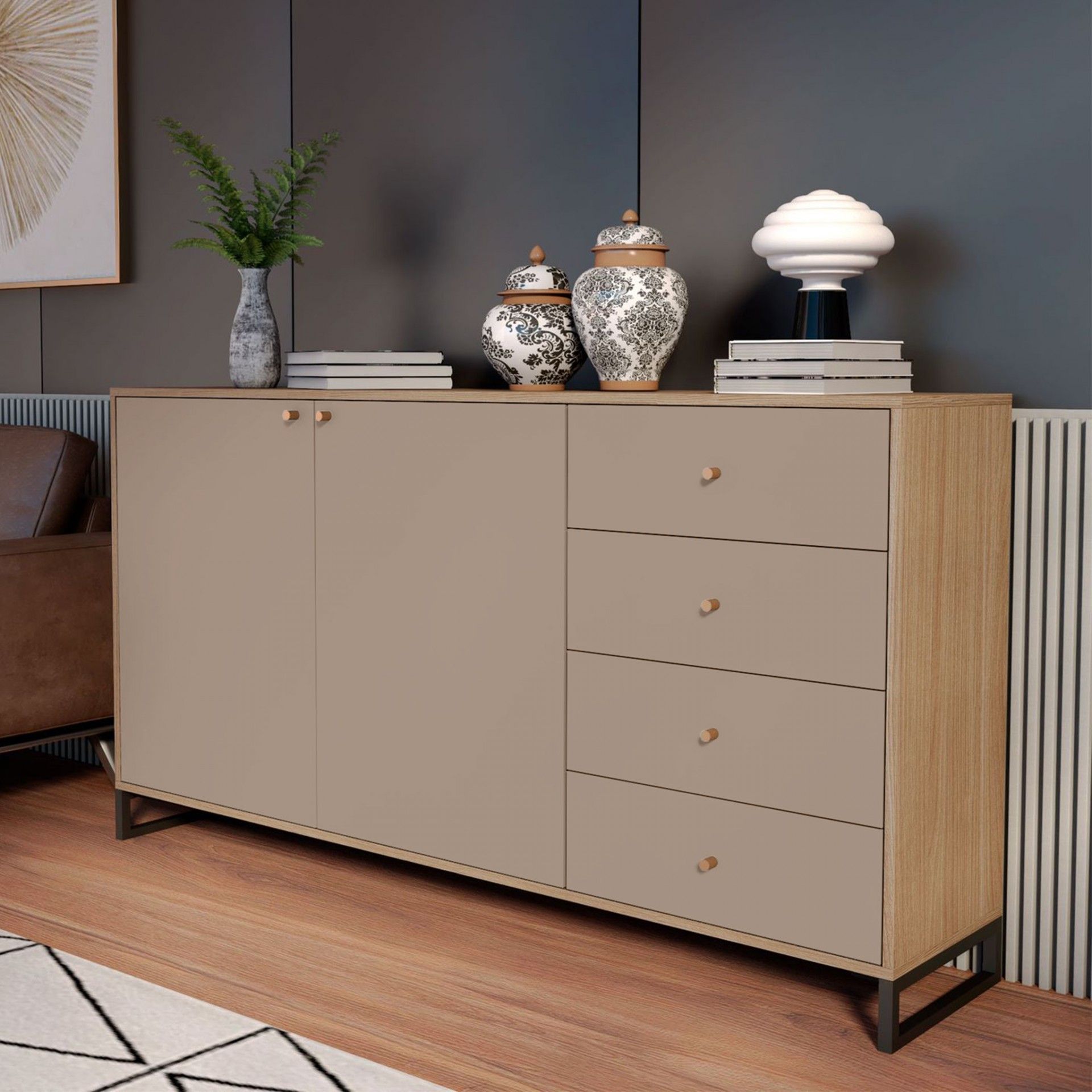 Aparador em madeira clara com portas e gavetas, decorado com vasos cerâmicos e lâmpada branca