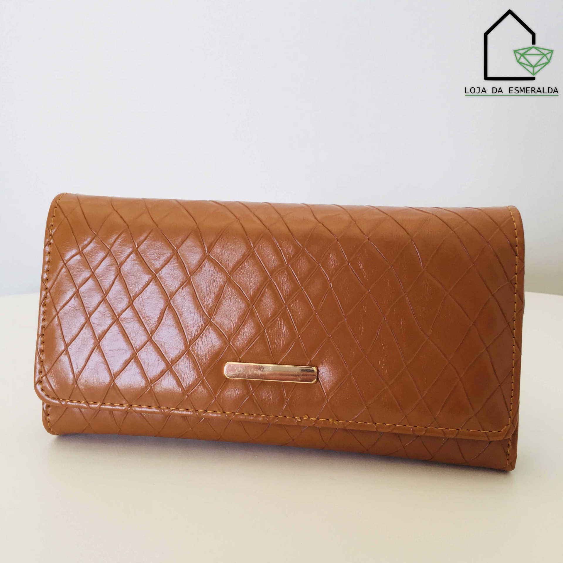 Carteira castanha em couro com padrão de losangos e detalhe metálico