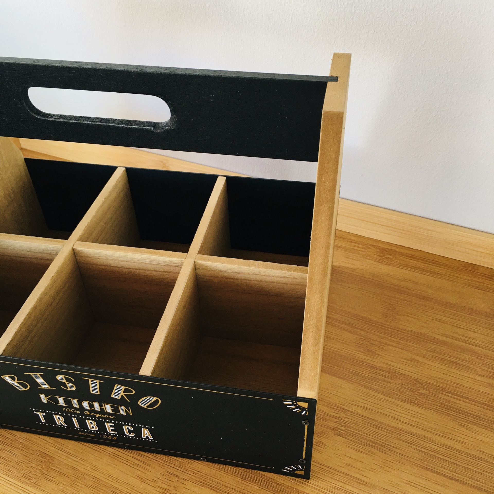 Caixa organizadora de madeira com compartimentos e texto BISTRO KITCHEN TRIBECA