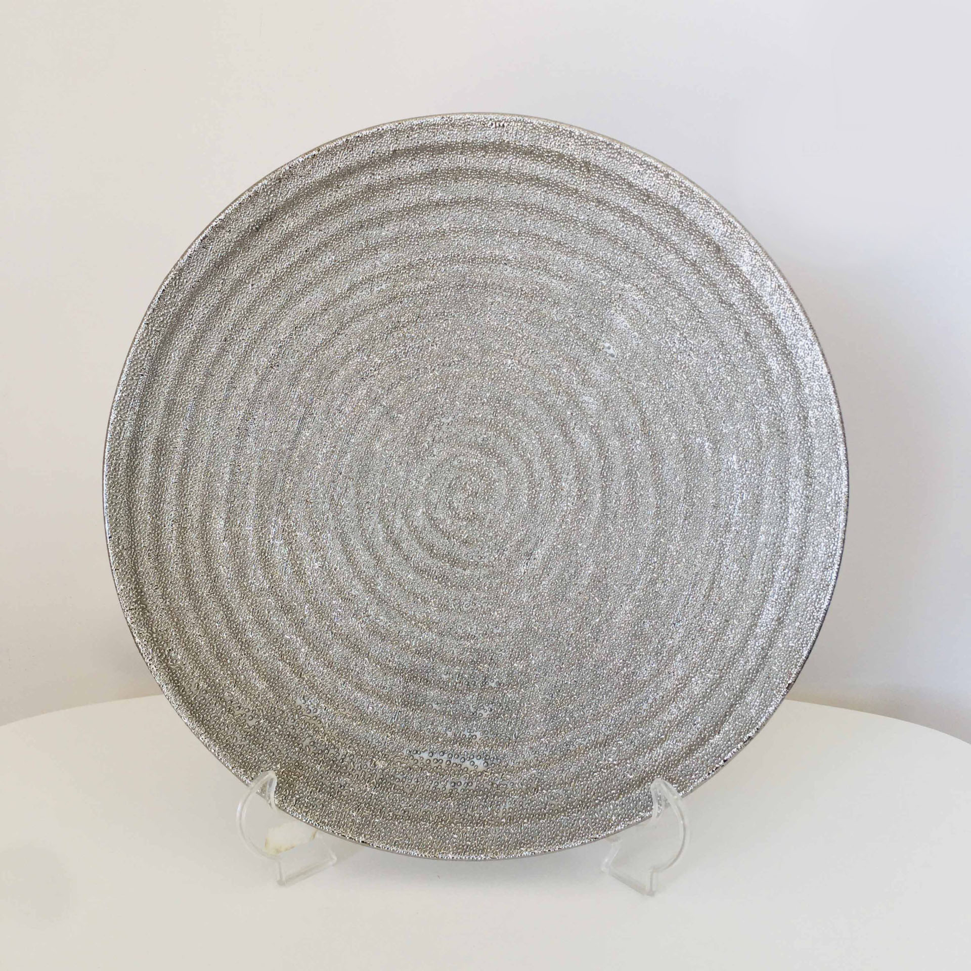 Prato redondo cinza prateado texturizado em espiral