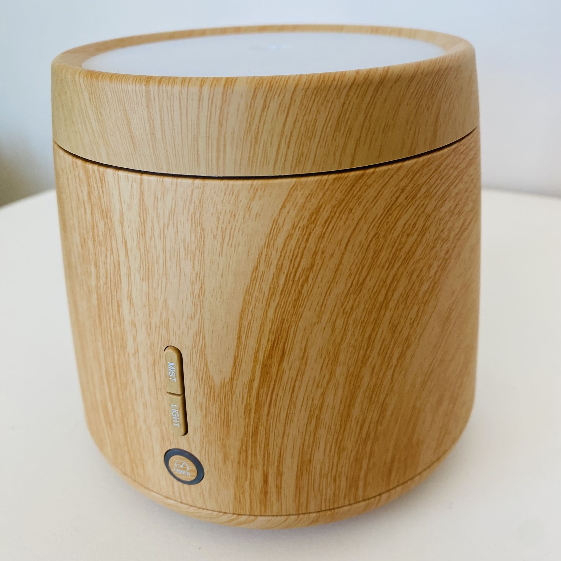 Difusor de aroma com acabamento em padrão madeira clara