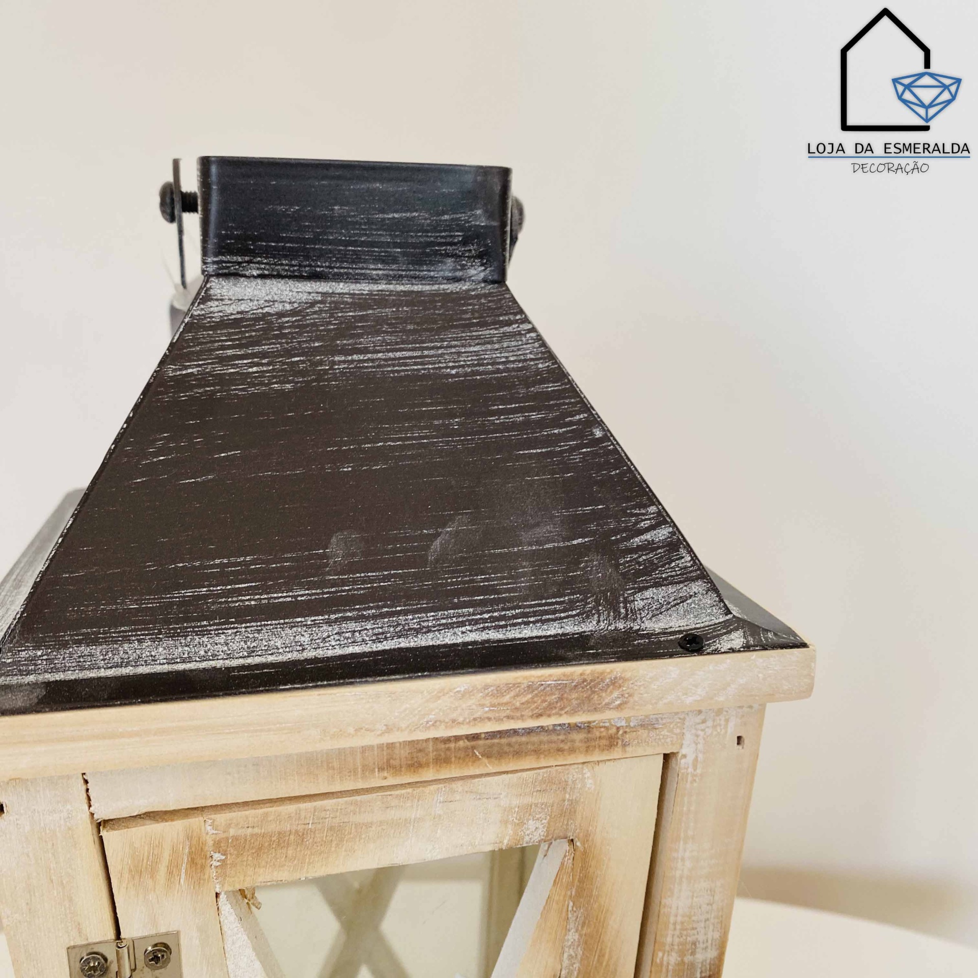 Lanterna decorativa em madeira com topo metálico preto rústico