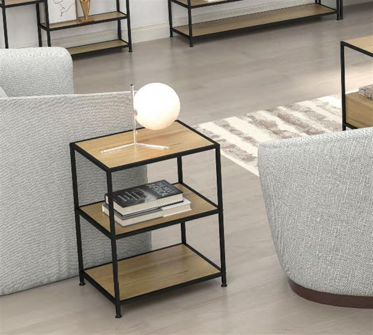 Mesa de apoio com estrutura preta e madeira clara entre dois sofás cinzentos