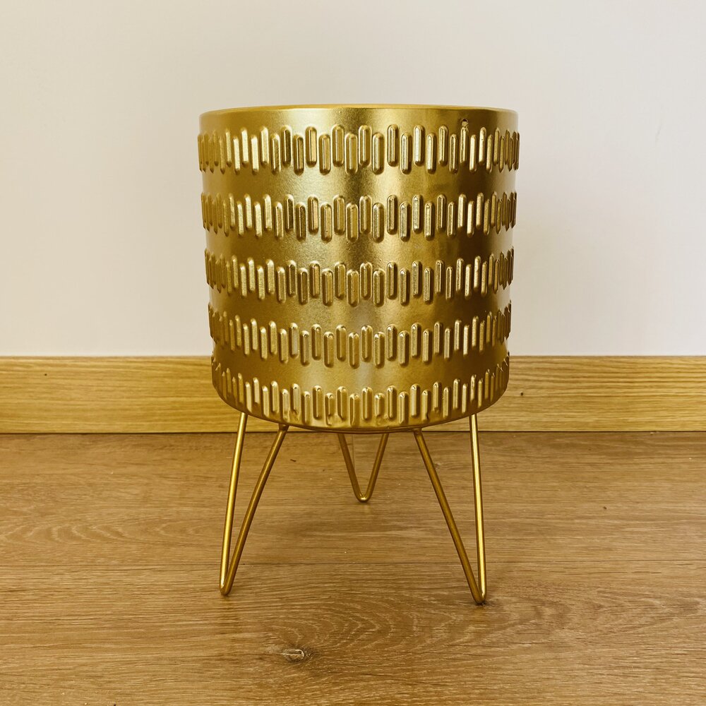 Vaso metálico dourado decorativo com padrão geométrico e suporte tripé