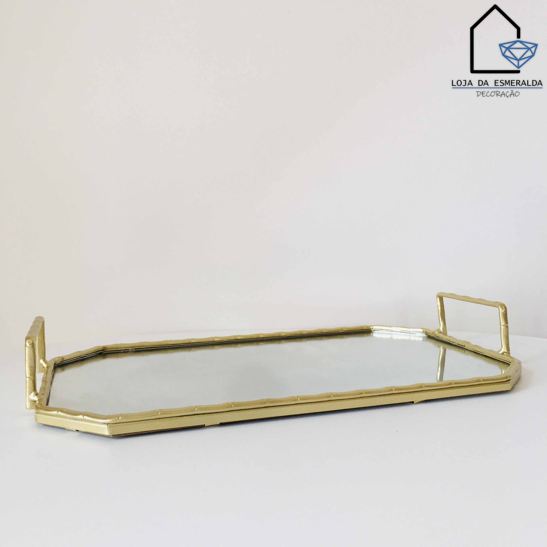 tabuleiro decorativo retangular com fundo espelhado e estrutura dourada com alças