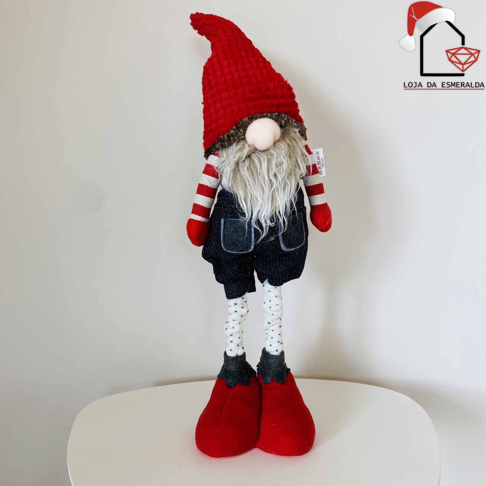 gnomo decorativo de Natal com roupa e acessórios coloridos em fundo branco