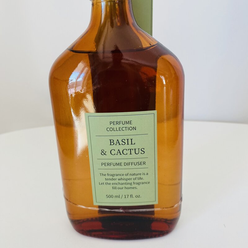 Frasco âmbar de difusor de perfume Basil & Cactus com etiqueta verde
