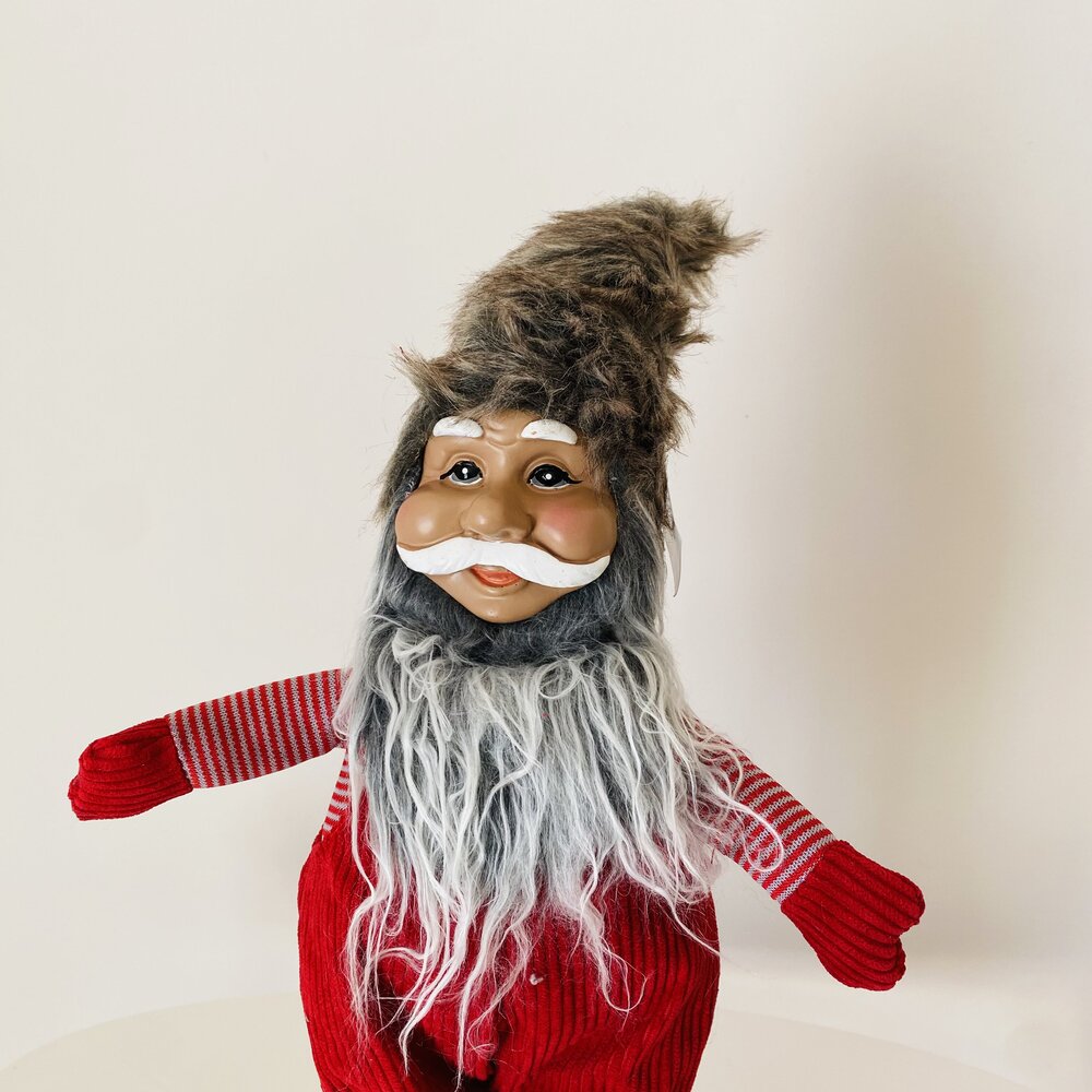 Boneco natalício com vestido e luvas vermelhas, barba branca e chapéu peludo castanho