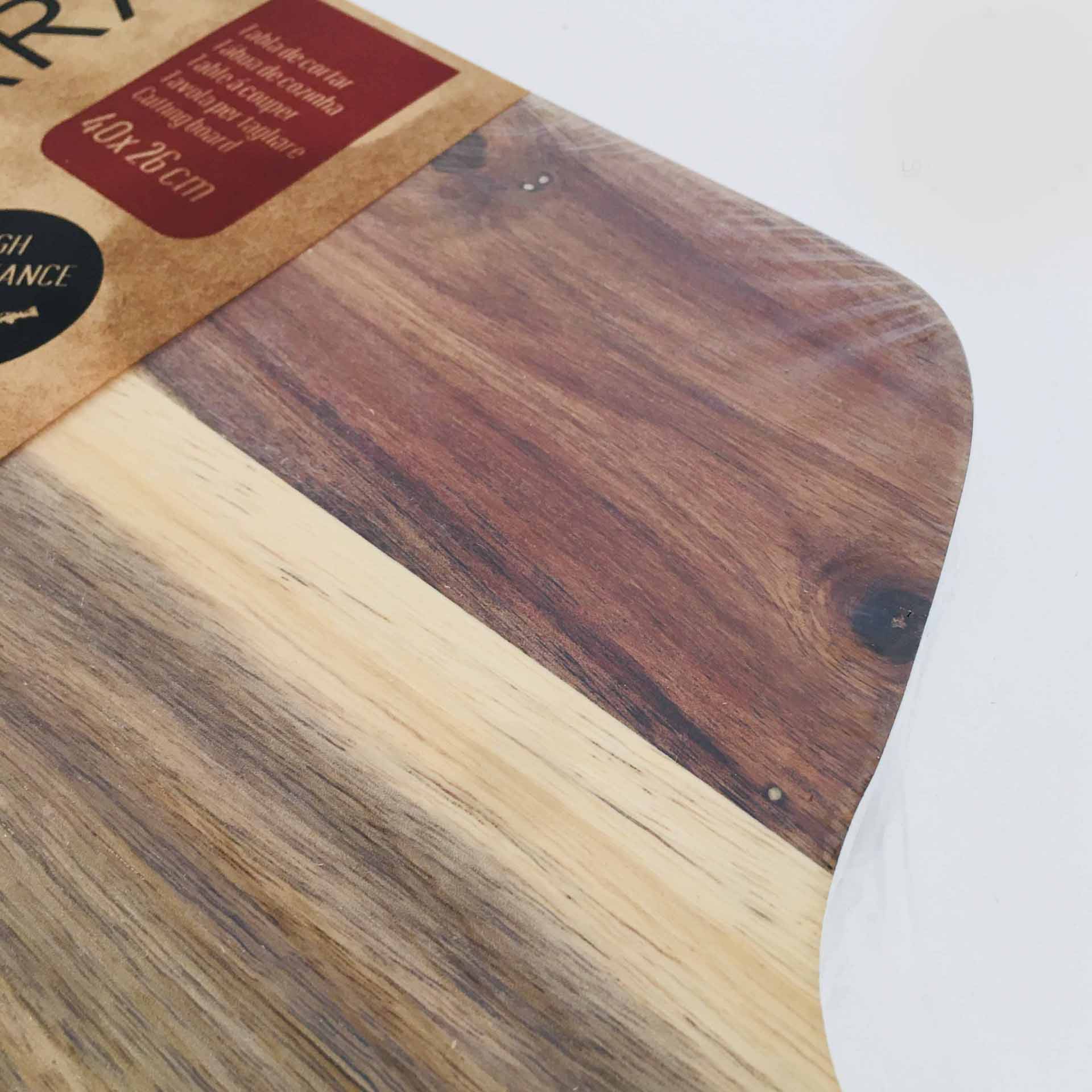 Tábua de madeira colorida com etiqueta e embalagem plástica