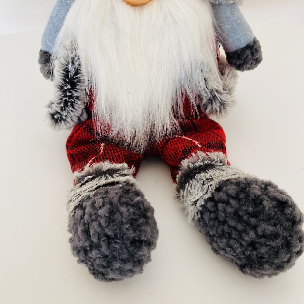 Boneco decorativo de Natal com barba branca, calças vermelhas xadrez, botas e mangas cinza peludas