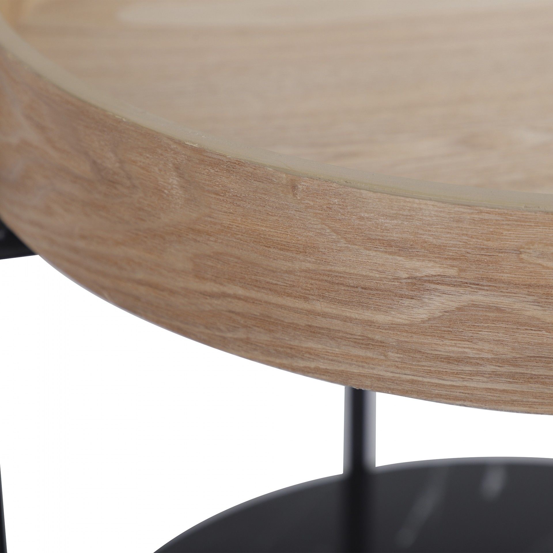 Mesa redonda de madeira clara com estrutura metálica preta