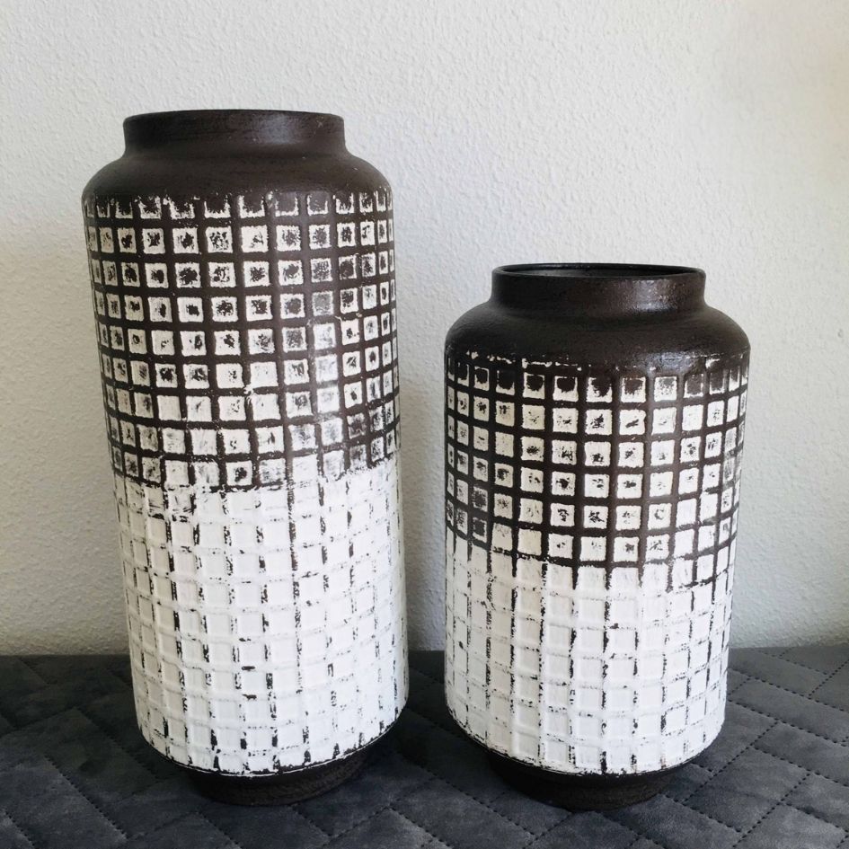 Dois vasos cerâmicos com padrão quadriculado branco e preto