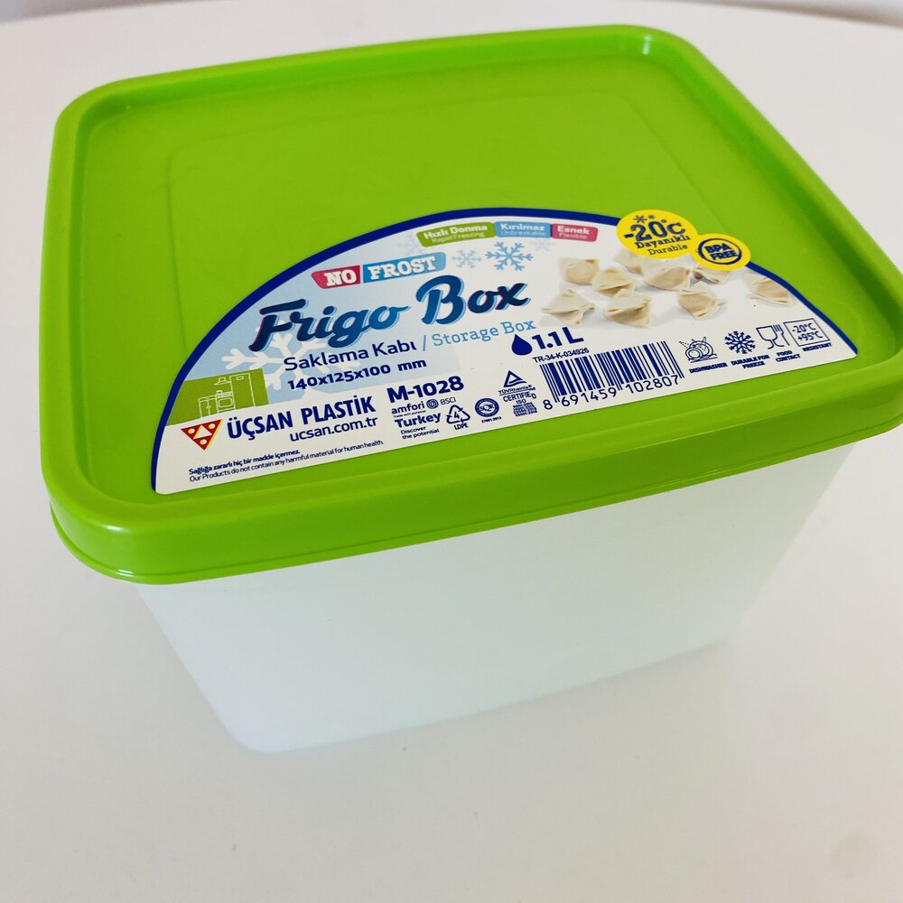 Caixa de armazenamento de plástico com tampa verde e etiqueta informativa