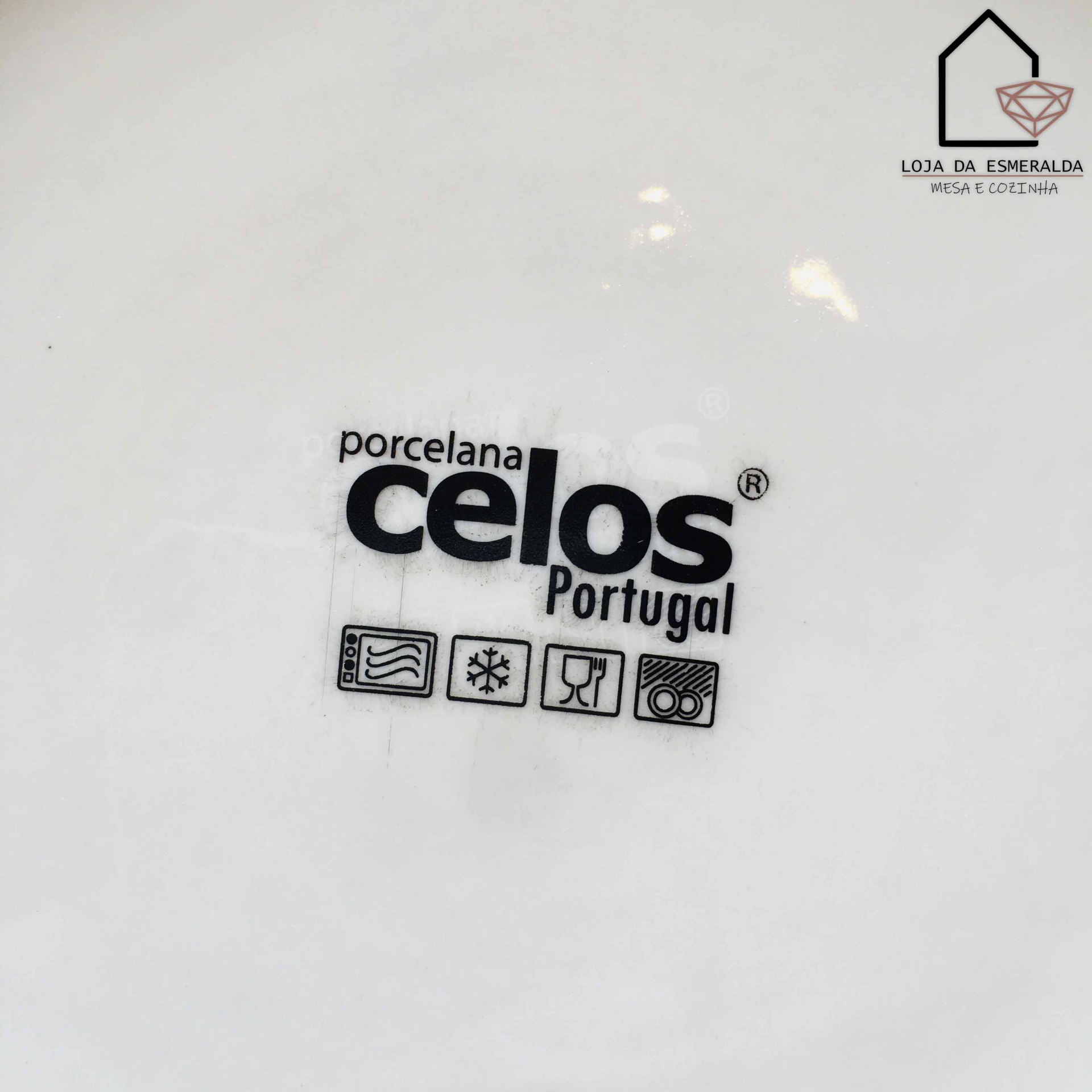 Base de porcelana branca com marca e ícones indicativos de uso