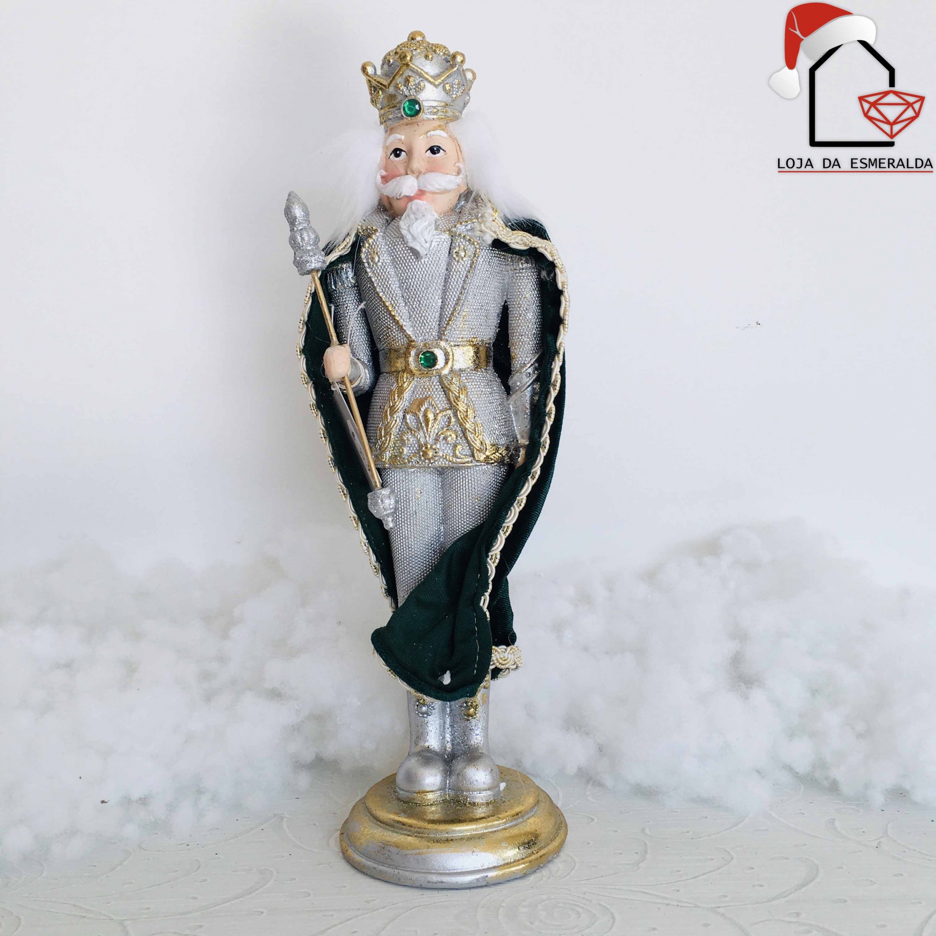 Figura decorativa de rei com manto negro e coroa dourada