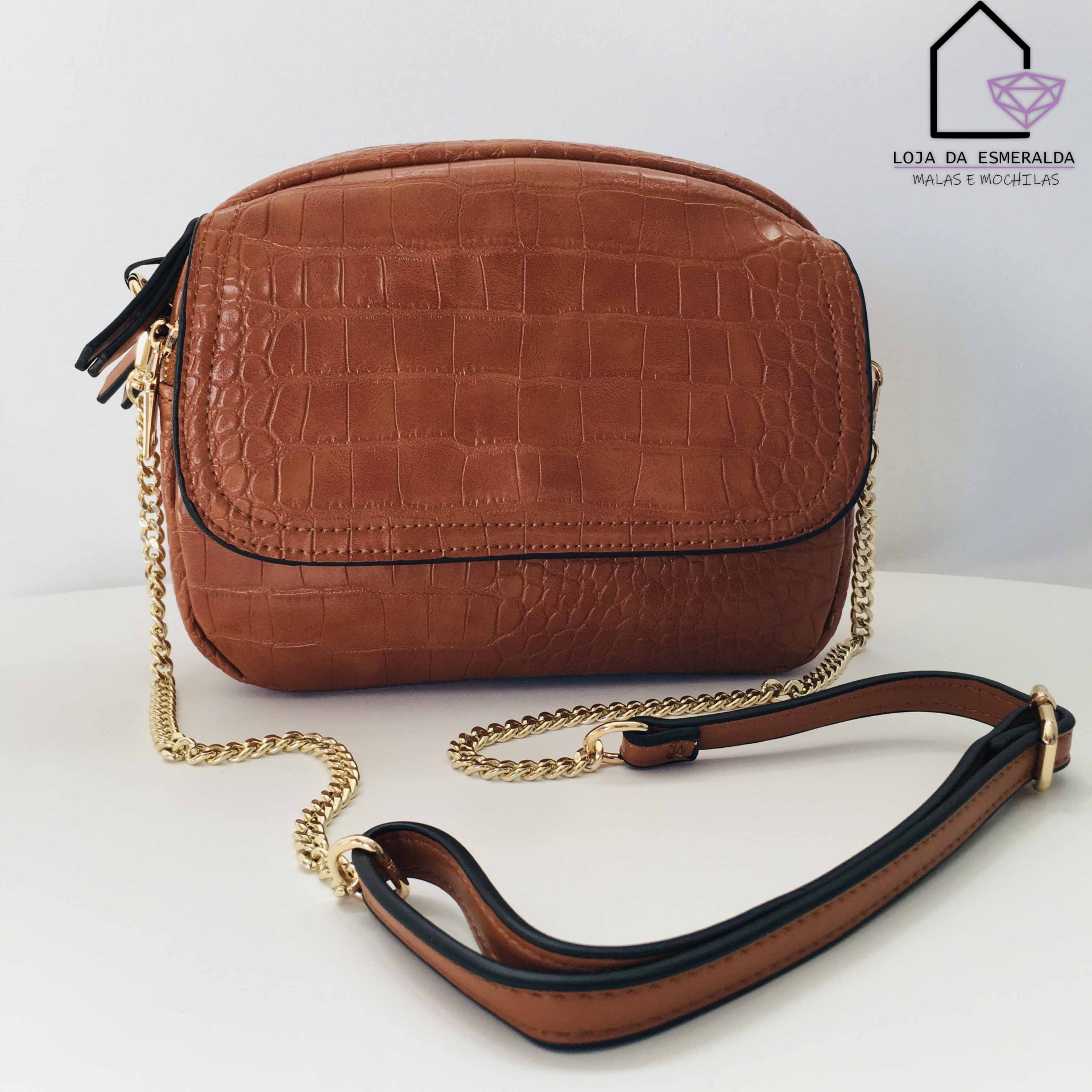Mala pequena castanha com textura de pele de crocodilo e alça dourada e preta.