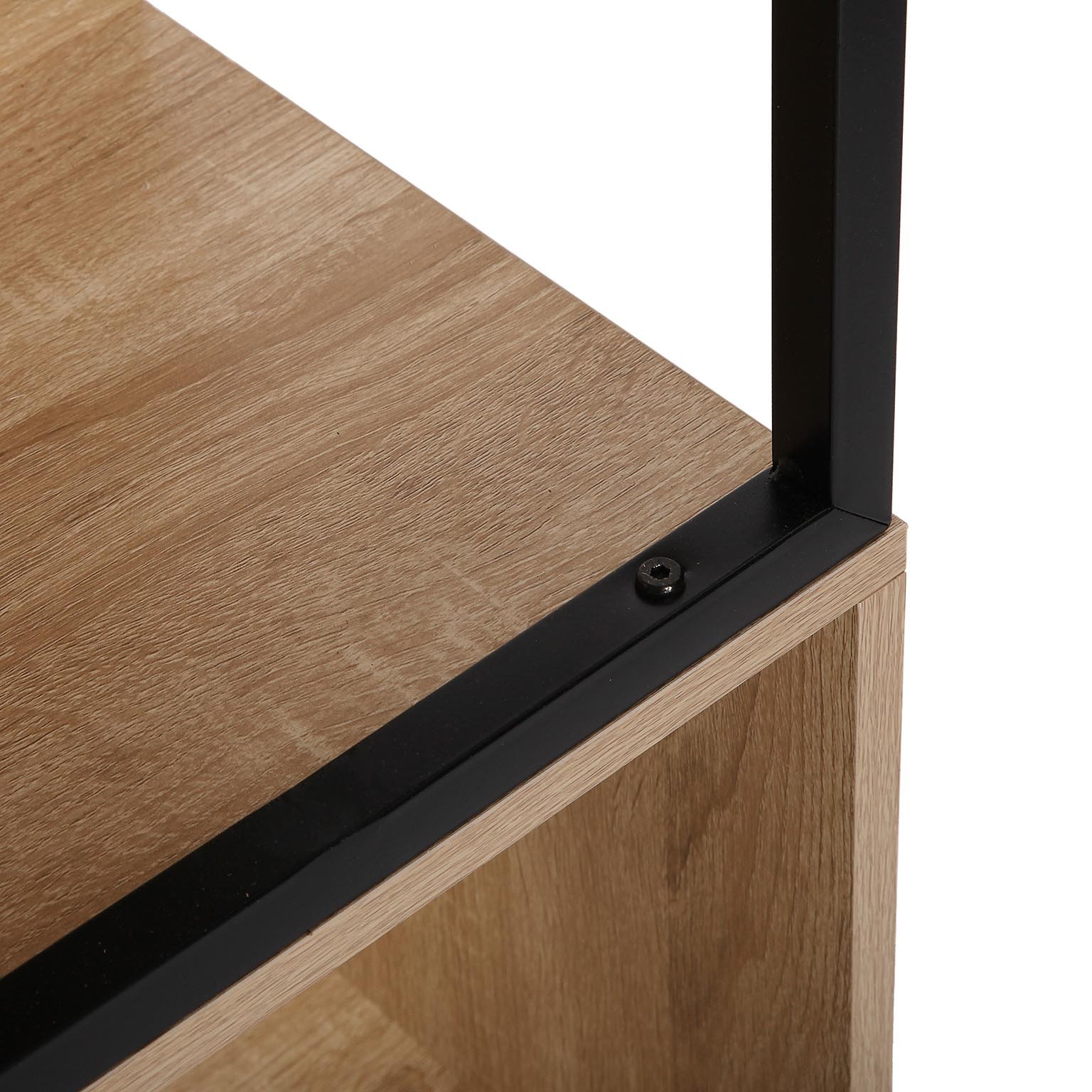 Junção de móvel em madeira clara com suporte metálico preto e parafuso