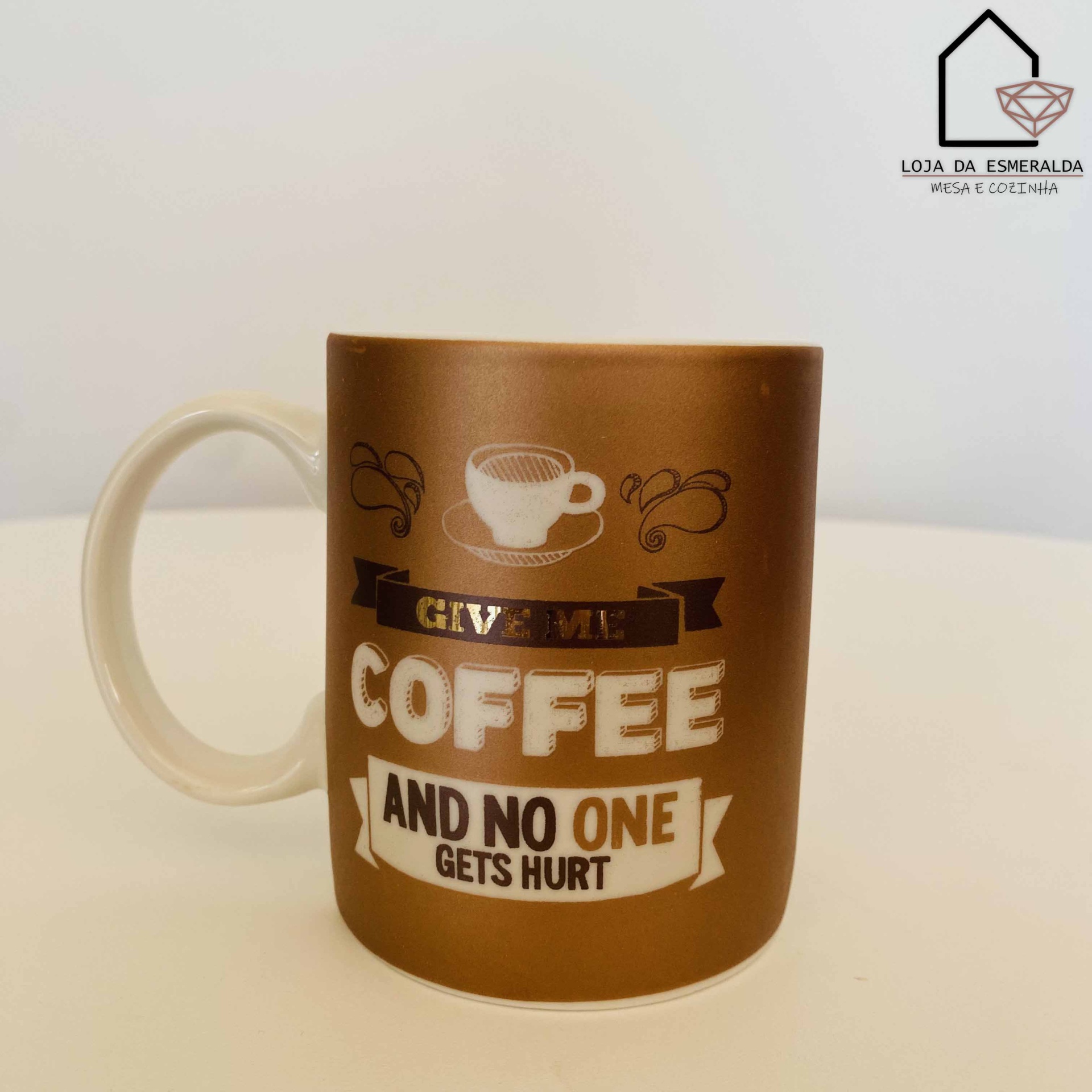 Caneca castanha com texto e ilustrações alusivas a café