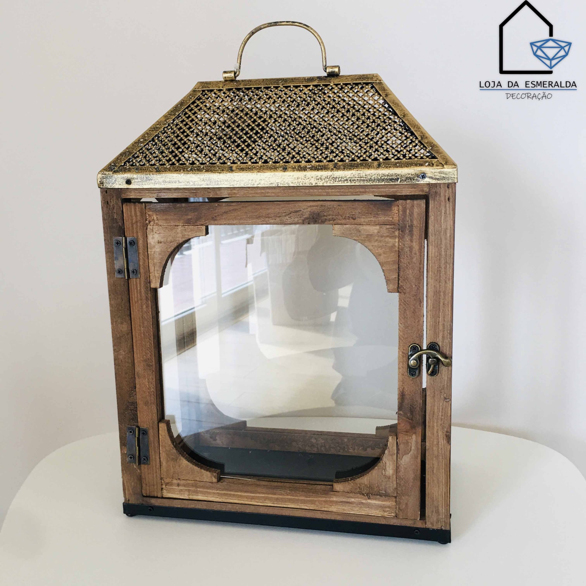 Luminária de madeira com porta de vidro e topo metálico dourado