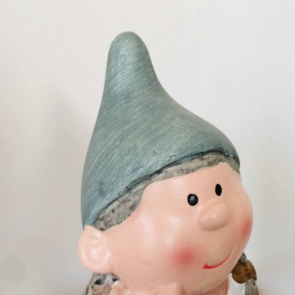 Figura decorativa de duende com gorro azul e rosto sorridente