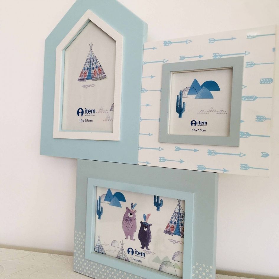 Conjunto de três molduras para fotos com desenhos coloridos em tons de azul e lilás