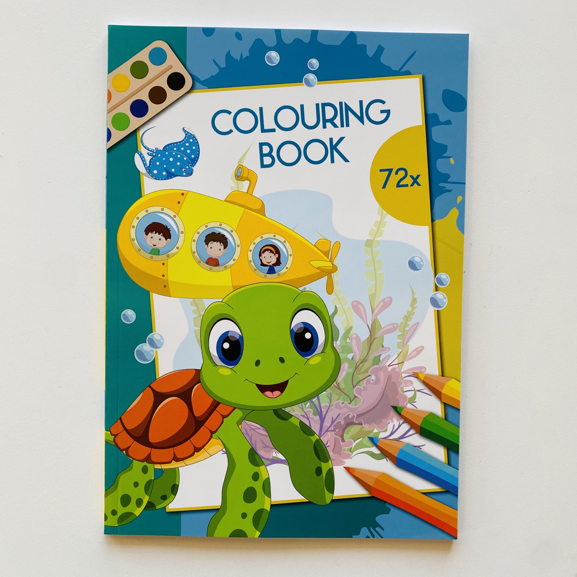 Capa de livro de colorir com tartaruga, submarino amarelo e lápis de cor