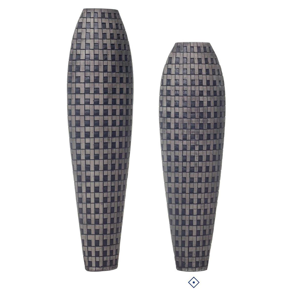 Dois vasos altos de cerâmica com padrão geométrico azul e cinzento