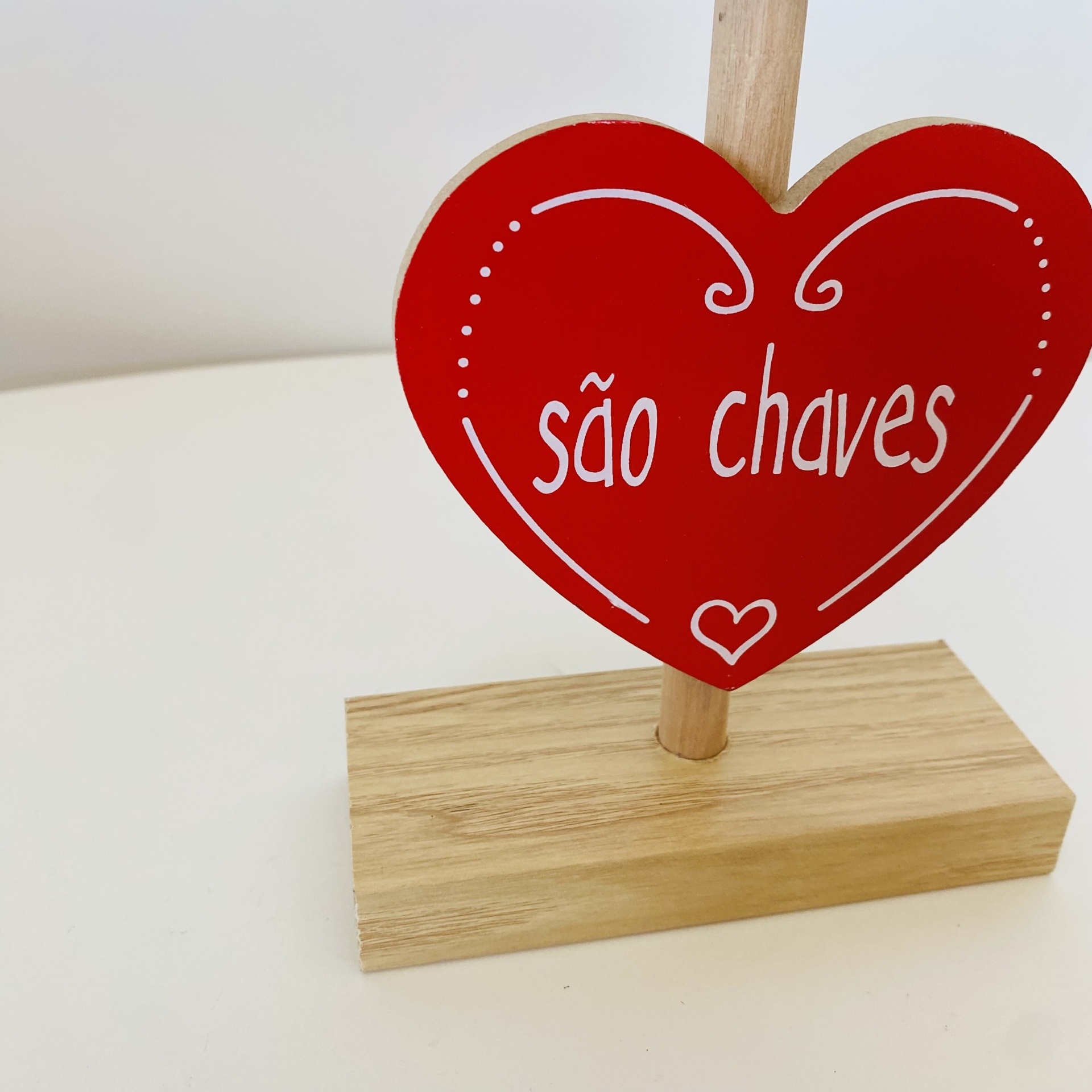 Suporte de madeira com placa em forma de coração com texto 'são chaves'
