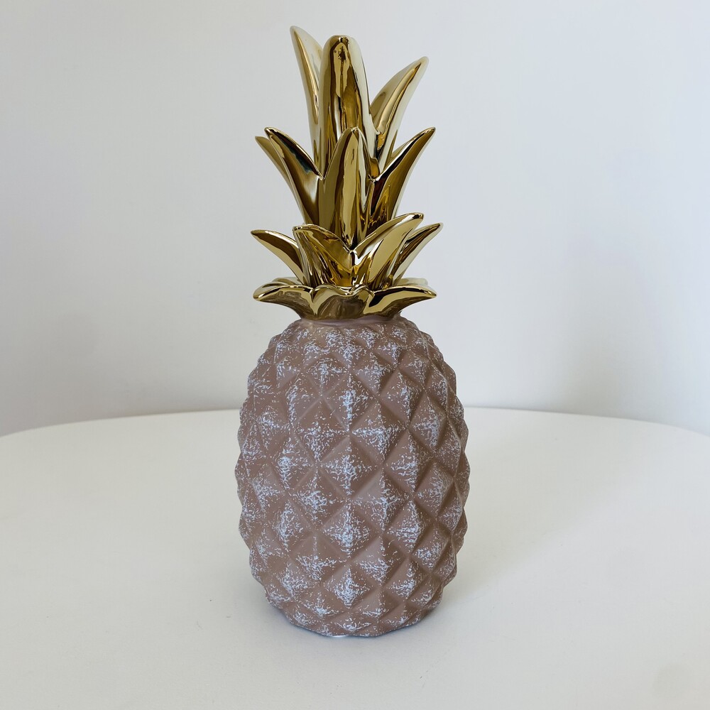 Decoração em forma de ananás com corpo castanho texturizado e folhas douradas