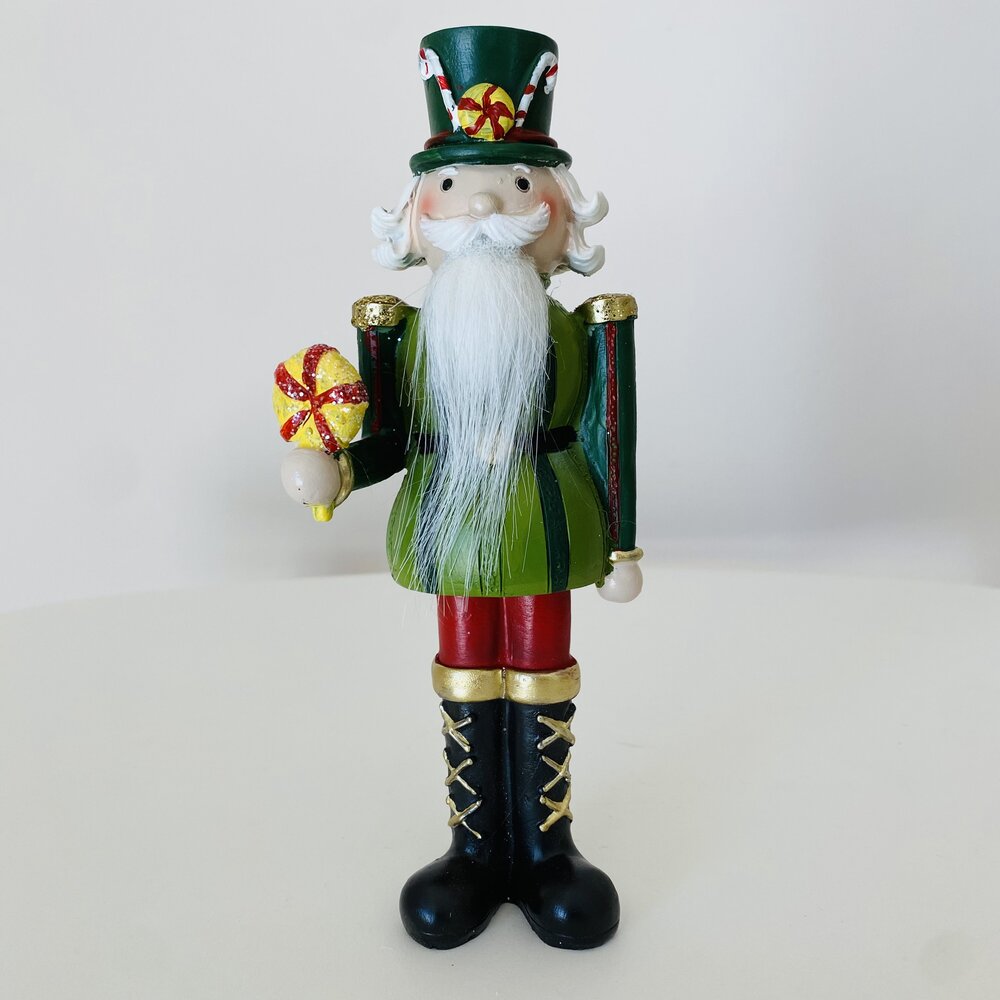 Figura de soldadinho de chumbo verde com presente