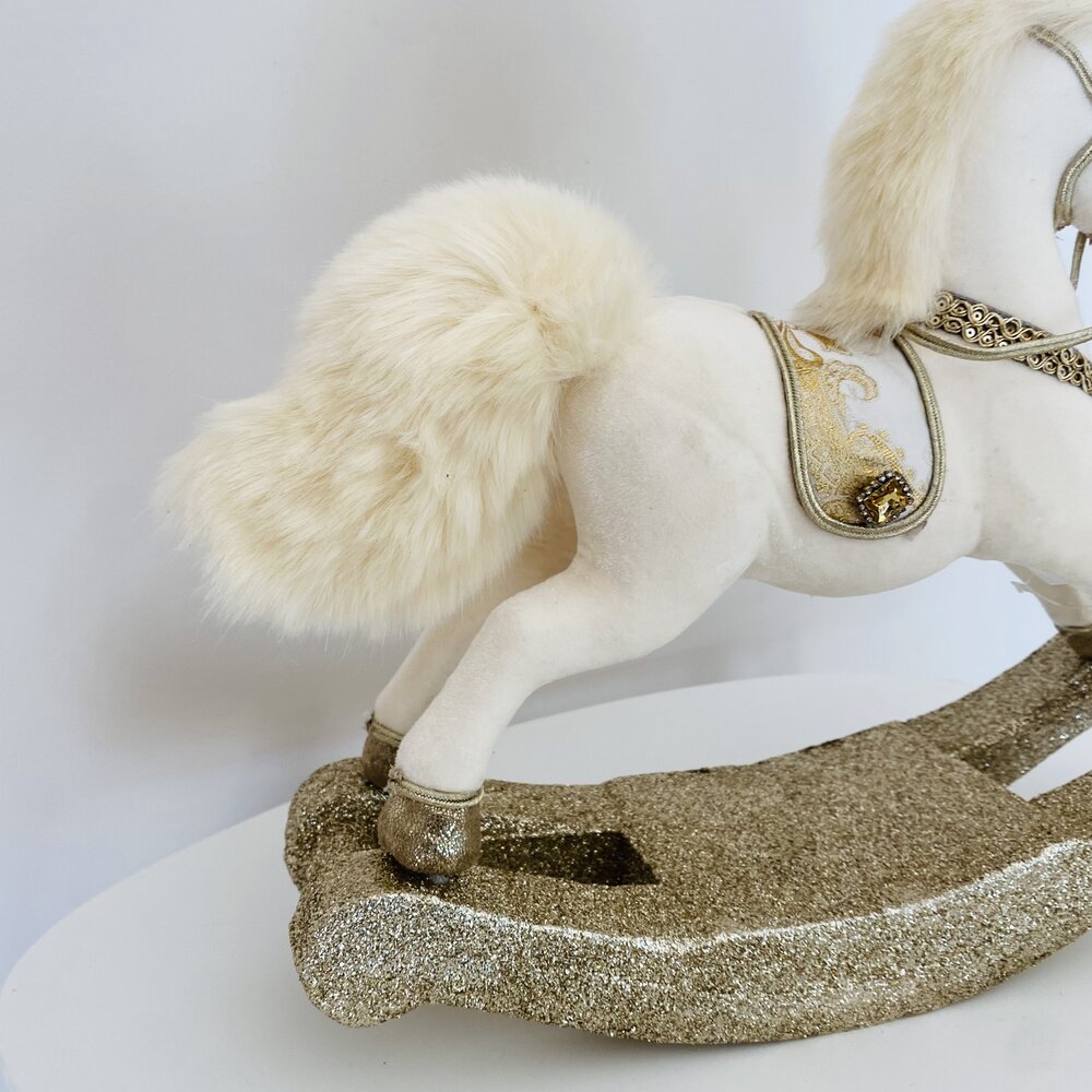 Cavalo de baloiço branco decorativo com crina e cauda de pelo sintético e base dourada