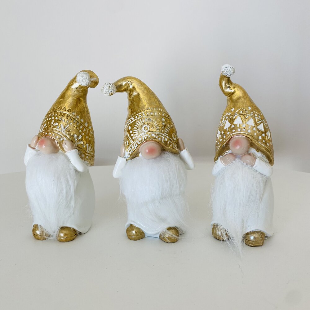 Três duendes decorativos com barbas brancas e chapéus dourados