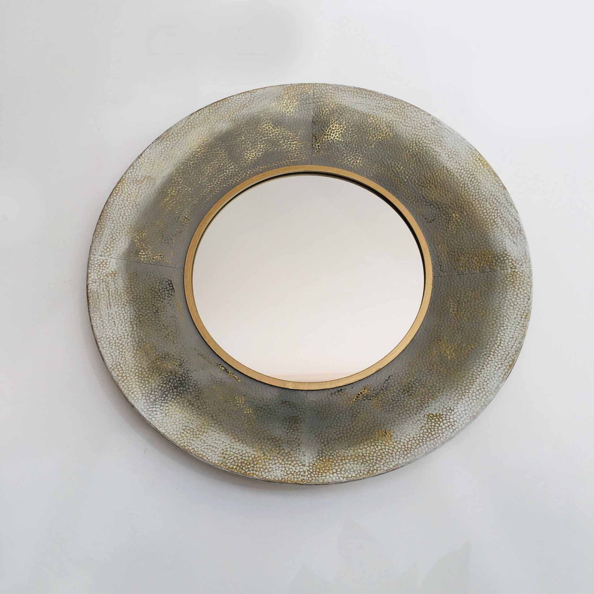 Espelho redondo com moldura cinza e dourada com textura