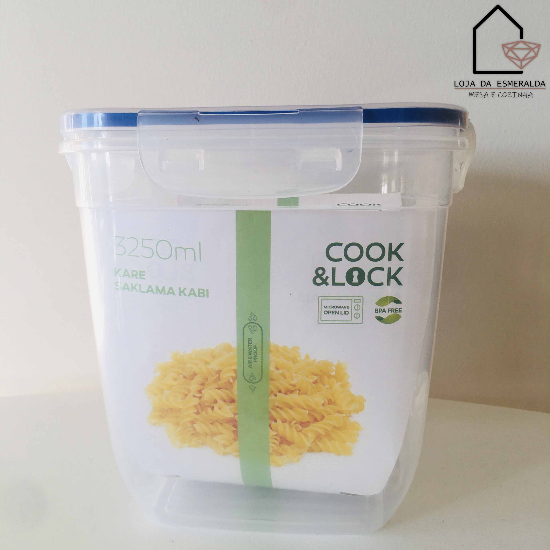 Recipiente plástico transparente com tampa azul e etiquetas de informação