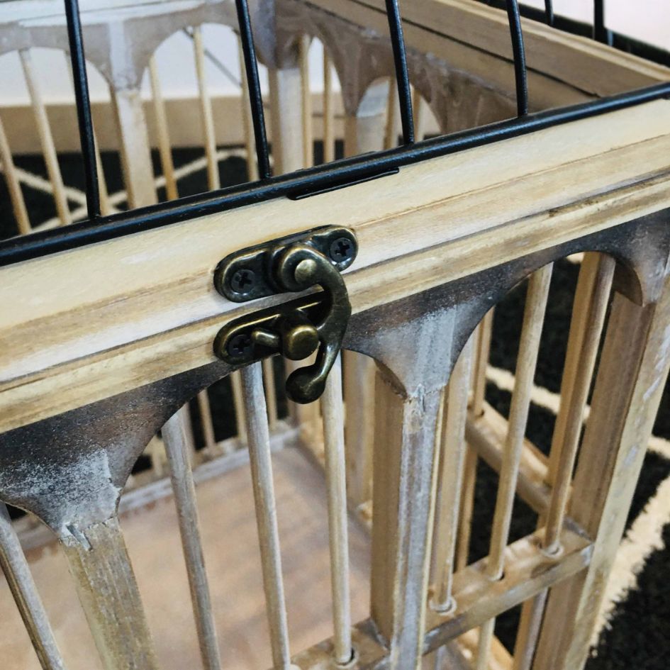 Gaiola de pássaros em madeira com fecho metálico