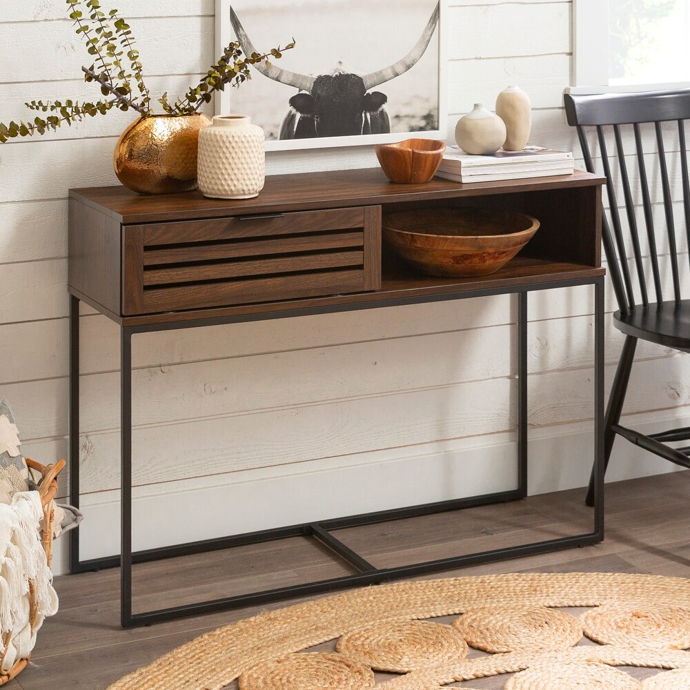 Aparador de madeira escura com vasos decorativos e quadro de touro