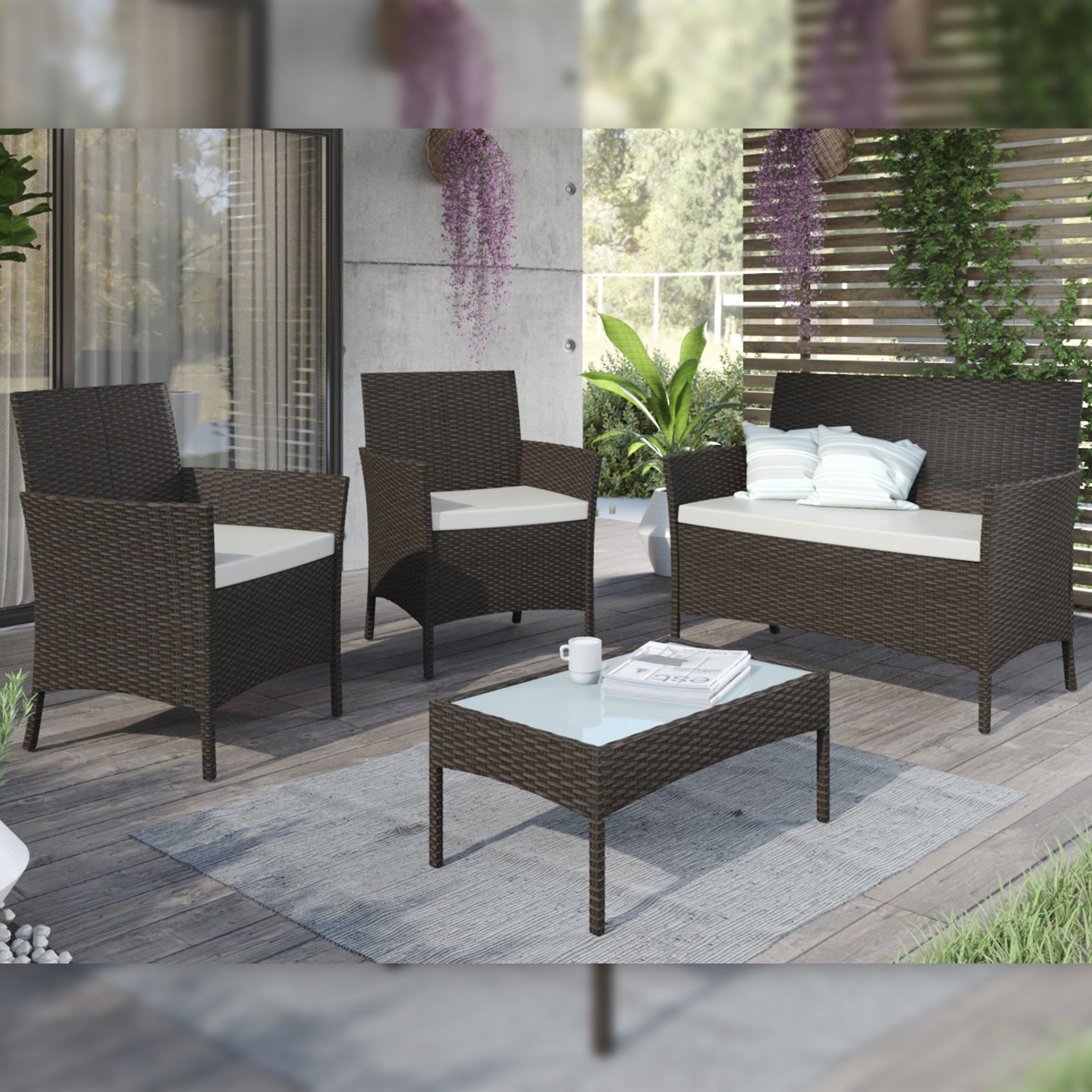 Conjunto de mobiliário de exterior em rattan com almofadas brancas no terraço