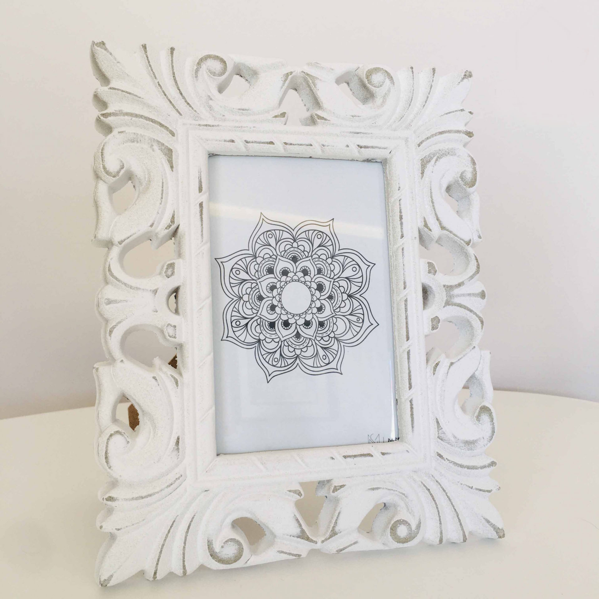 Moldura branca decorativa com ilustração floral em preto e branco