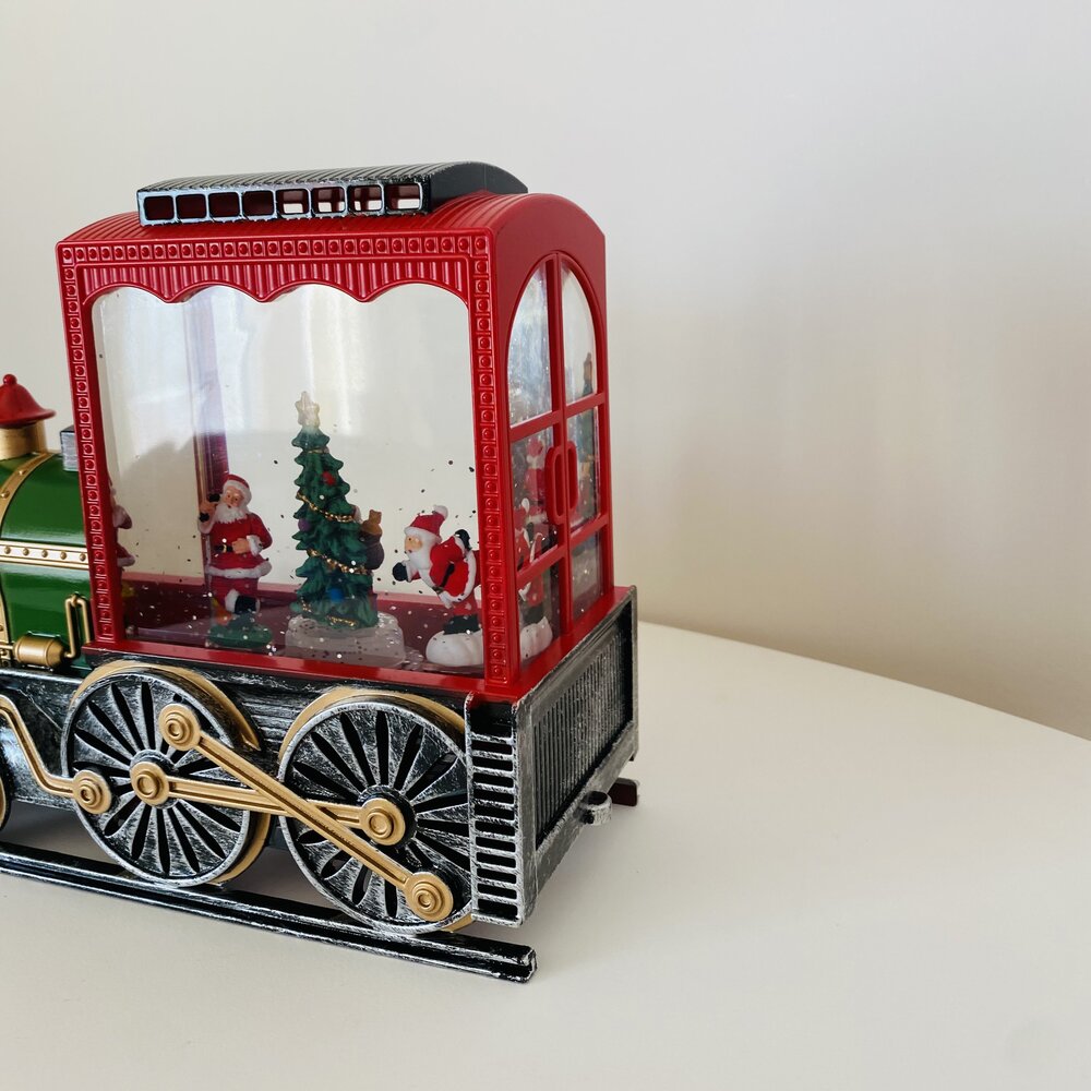 comboio decorativo de Natal com figuras de Papai Noel e árvore de Natal