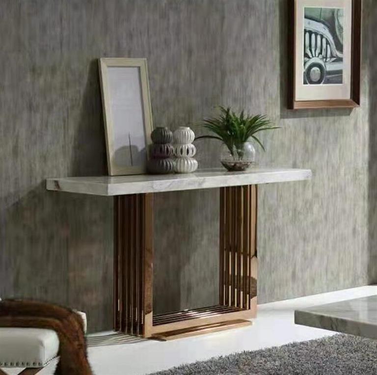 Aparador em mármore branco com base dourada e decoração