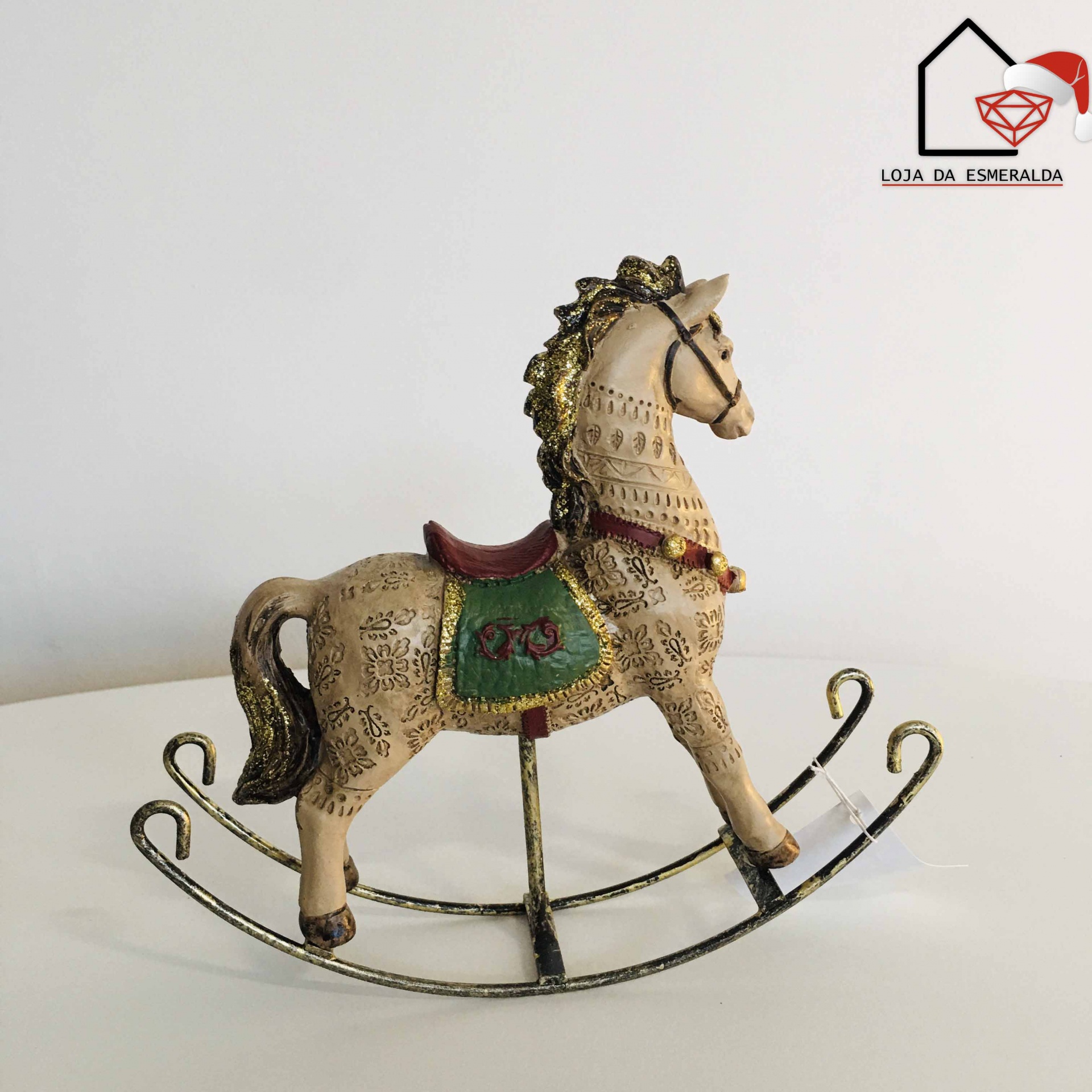 Cavalo de balanço decorativo creme com detalhes dourados e verdes