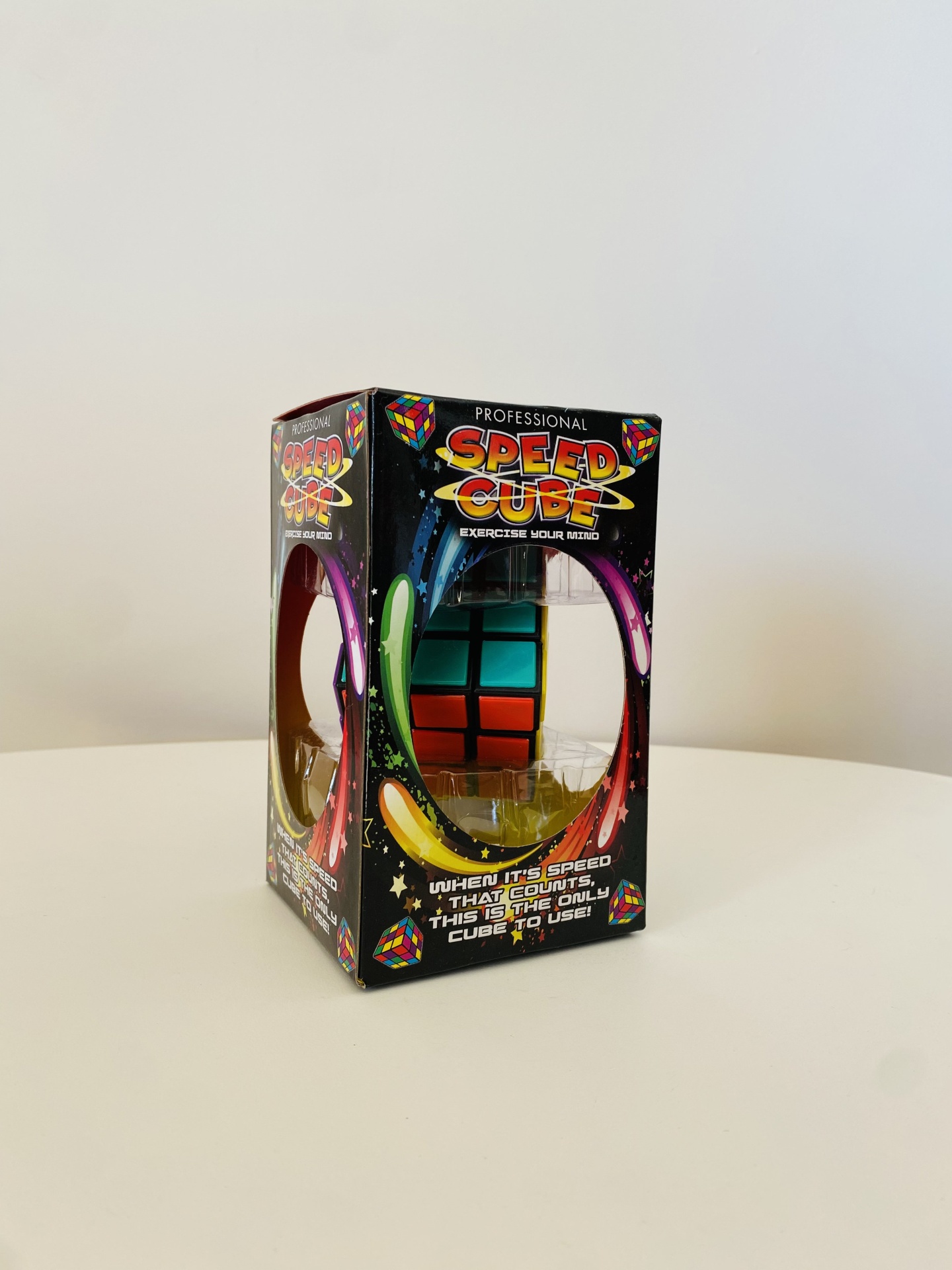 Cubo mágico Speed Cube profissional em caixa preta com texto colorido e janelas transparentes