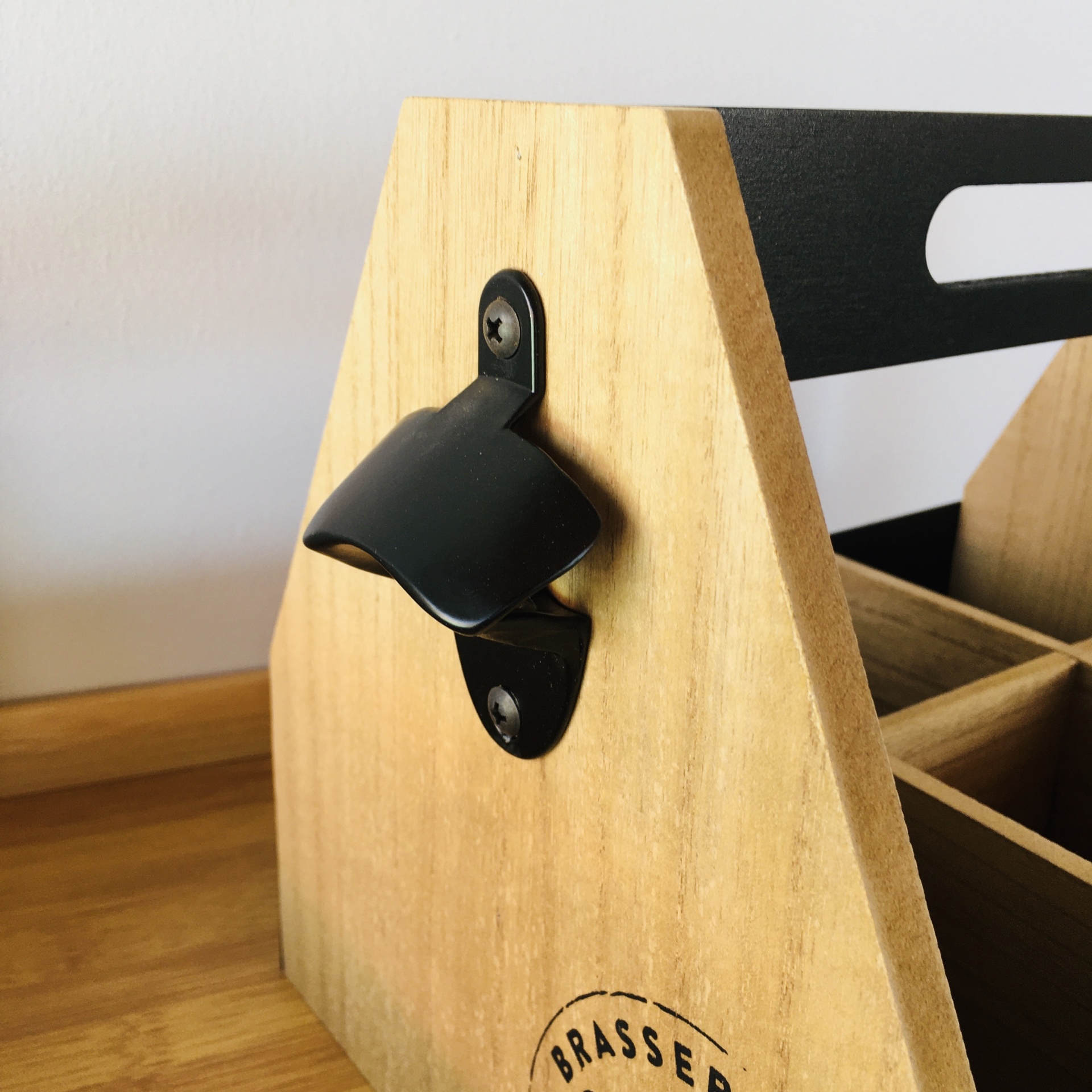 Suporte de madeira com alça e saca-rolhas preto