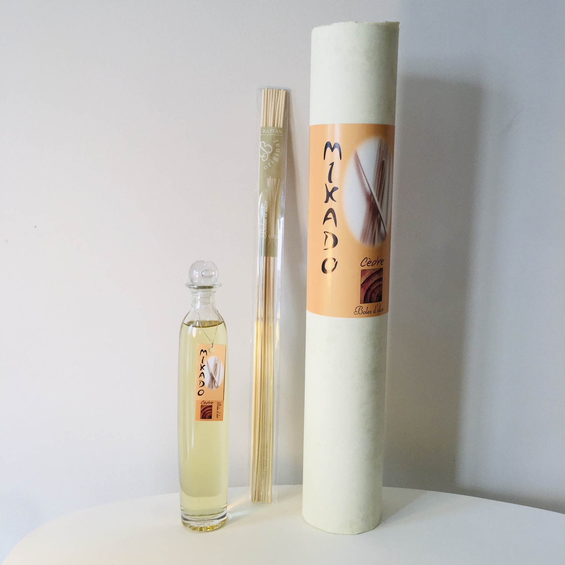 Frasco de difusor de aromas, varetas e embalagem cilíndrica com etiqueta laranja MIKADO