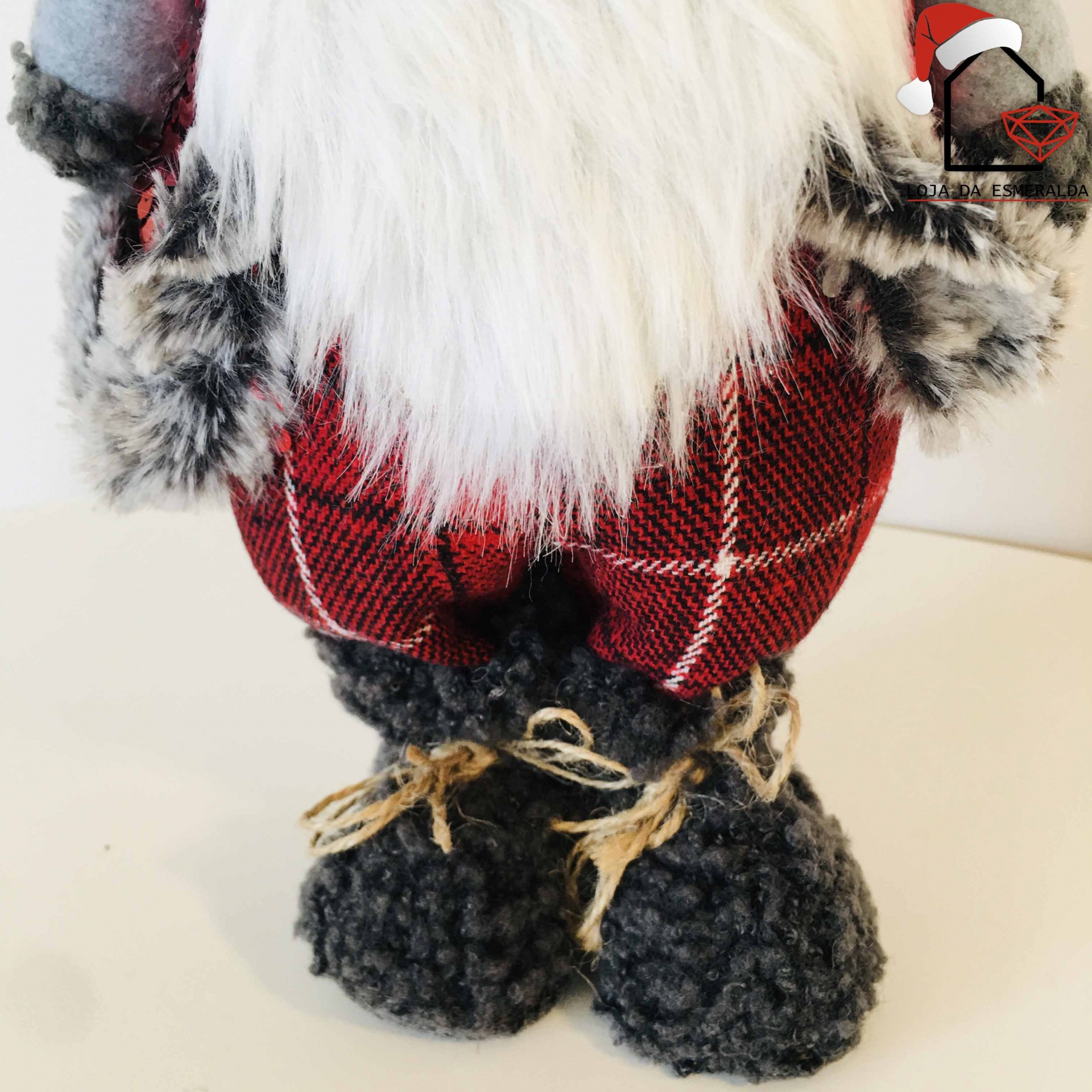 Boneco decorativo natalício com roupa xadrez e botas cinzentas