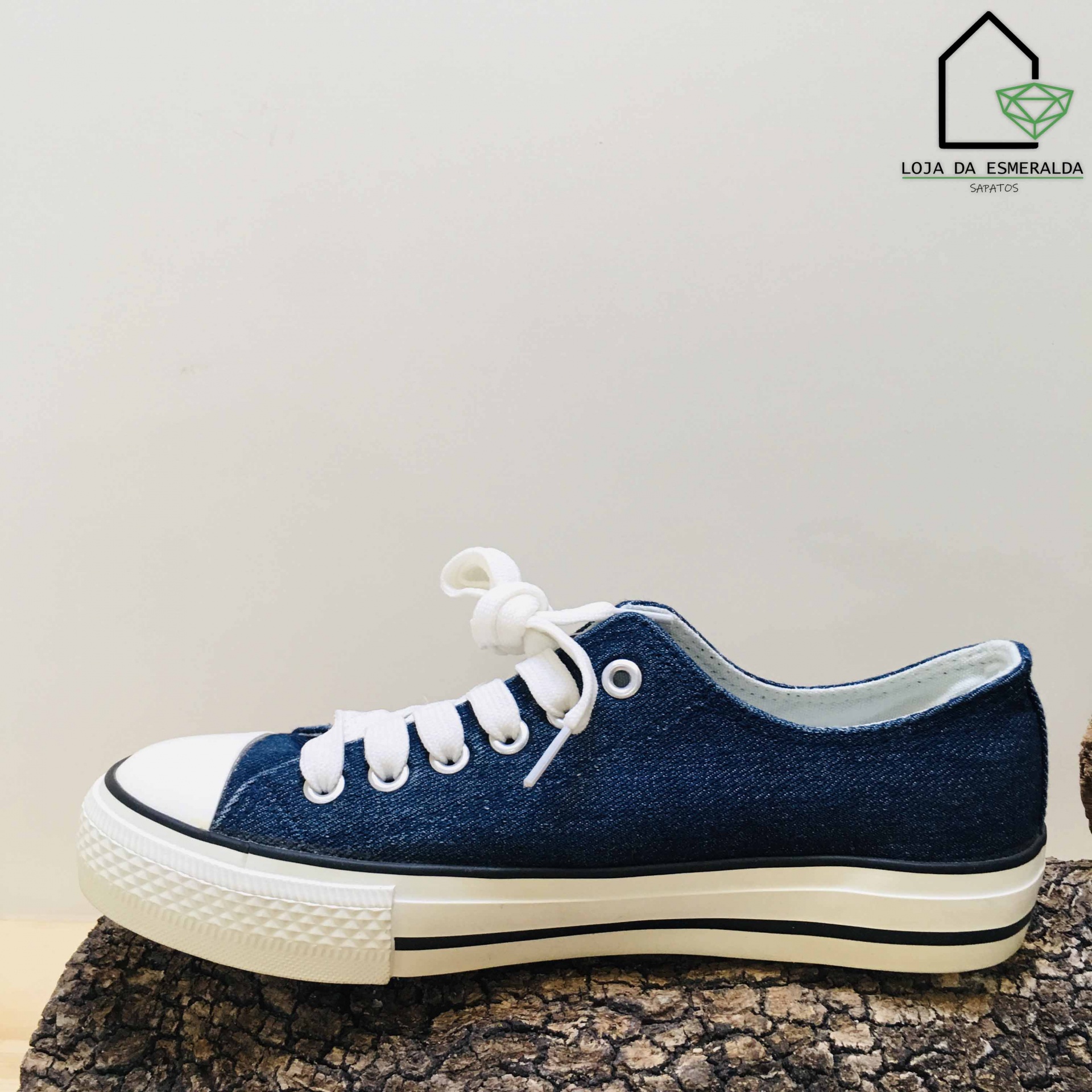 Ténis casual azul com sola branca e atacadores brancos